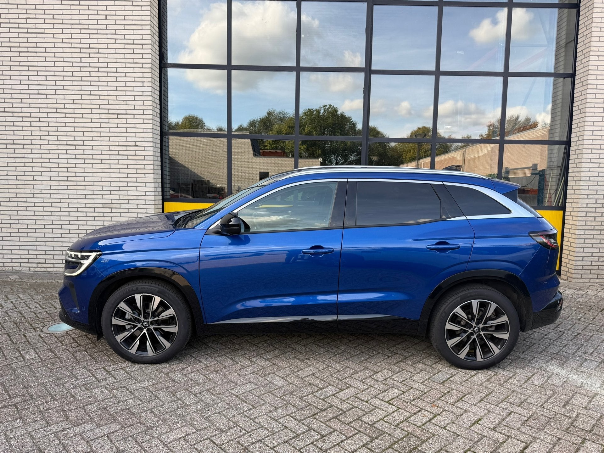 Renault Austral 1.2 E-Tech full hybrid 200 techno, 360 camer, Auto's, Dealer onderhouden, Gebruikt, Zwart, Leder en Stof