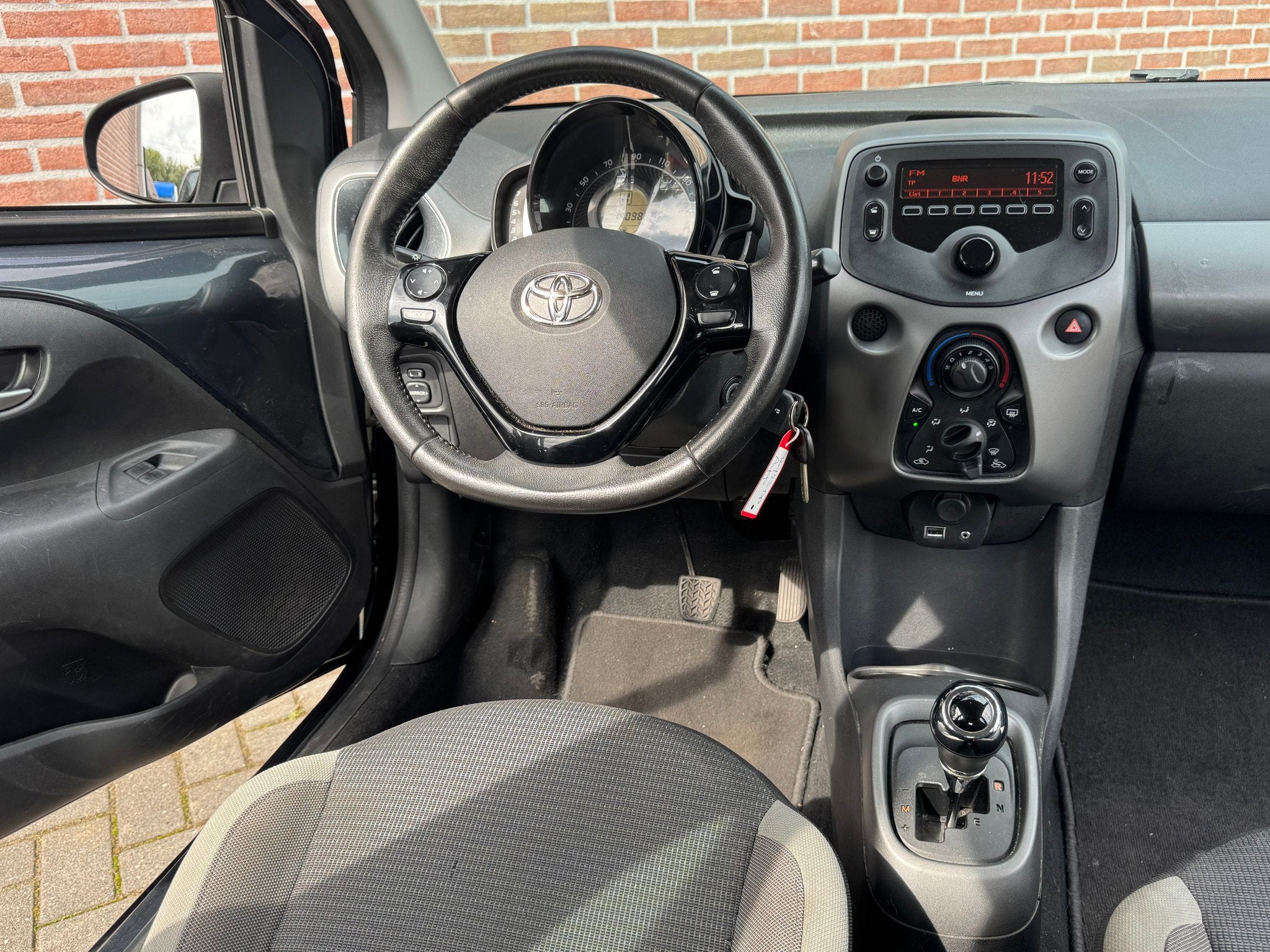Toyota Aygo 1.0 VVT-i Automaat | X-Play 5-Drs | Airco, Gebruikt, 4 stoelen, 23 km/l, Bedrijf
