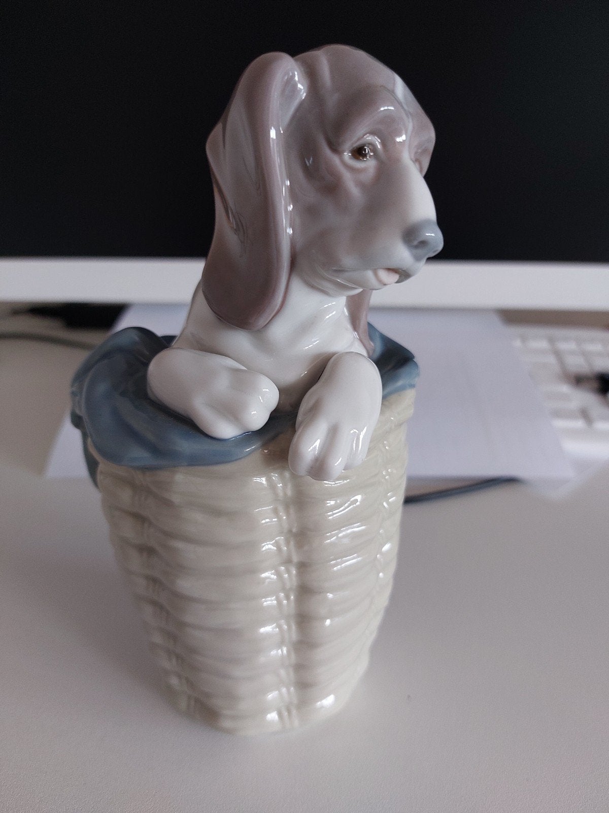 Lladro keramiek,  hond in mand, Ophalen of Verzenden
