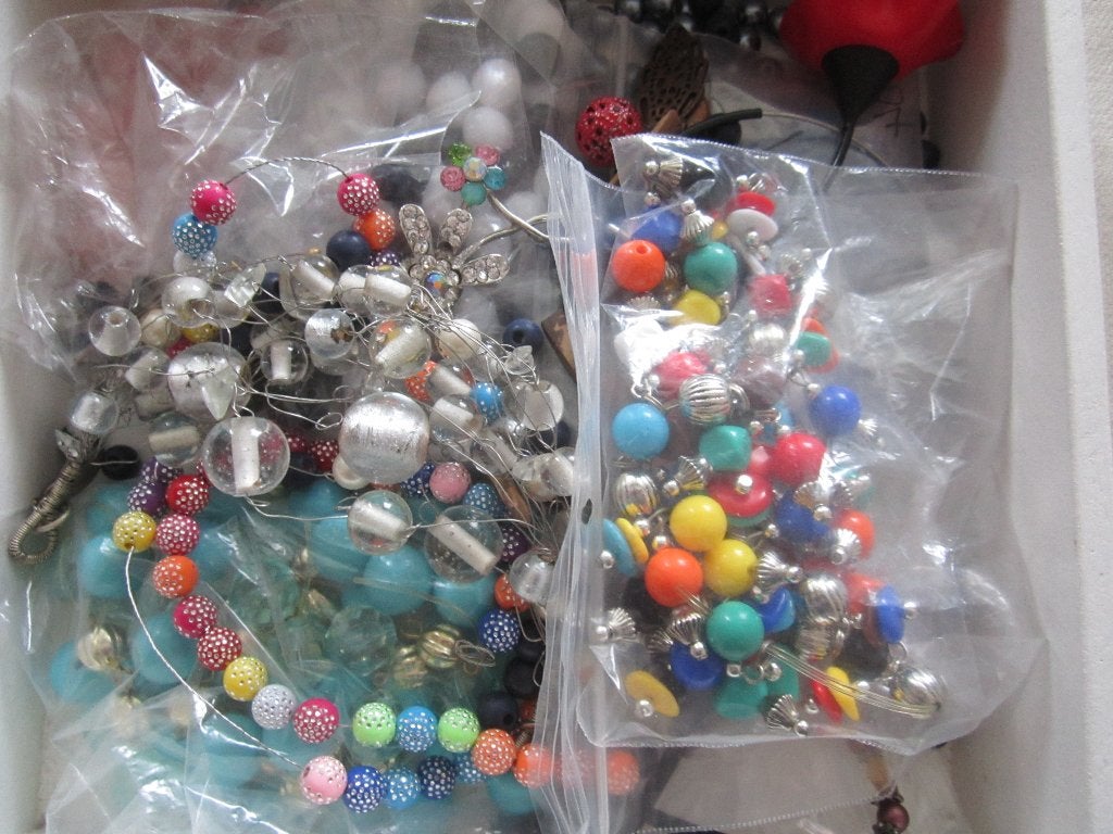 41.  Doos met kapotte oude armbanden en kettingen, Ophalen, Overige materialen, Overige typen