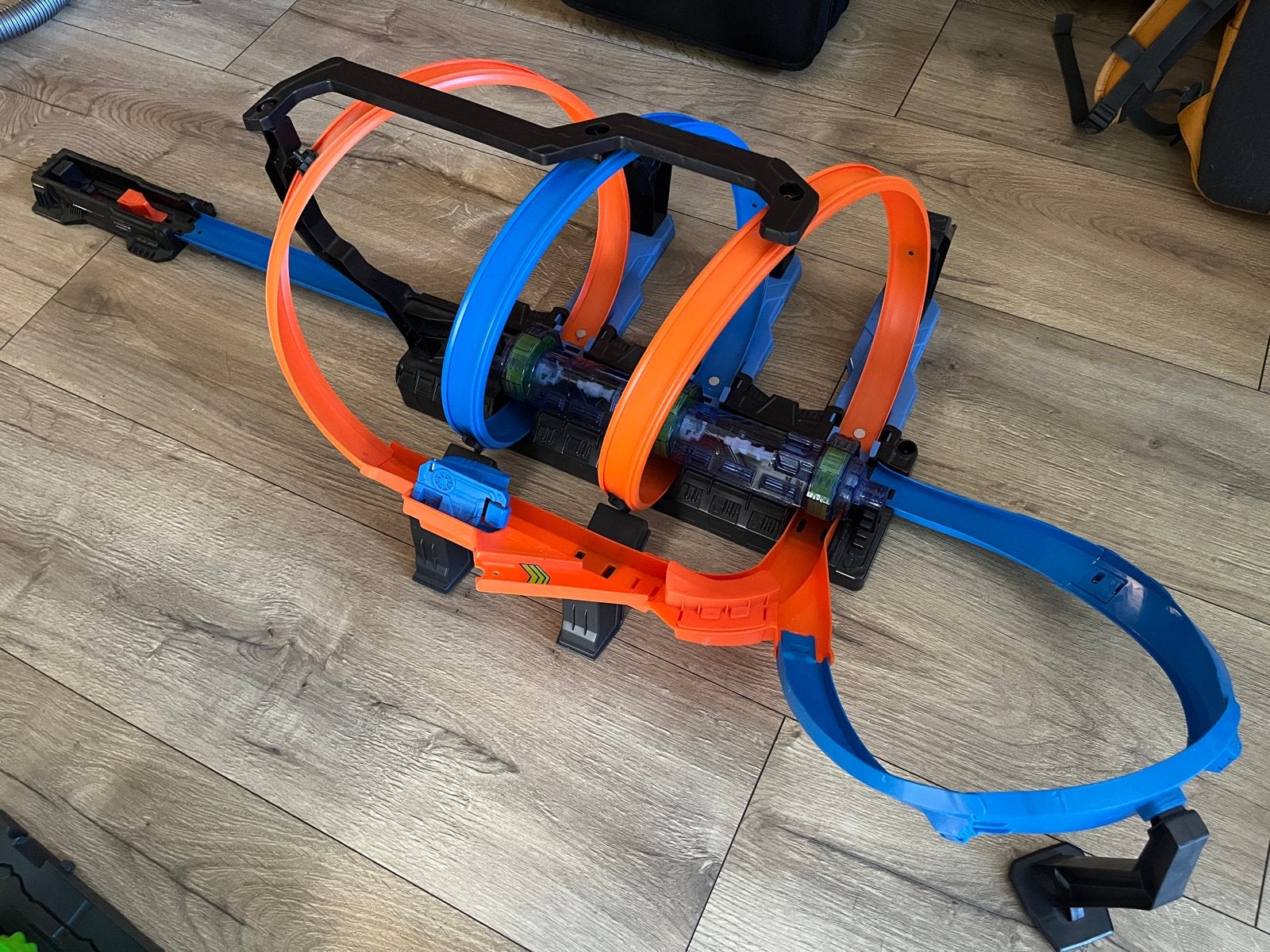 Grote Hot Wheels set met banen, dinosaurus en auto's, Ophalen, Gebruikt