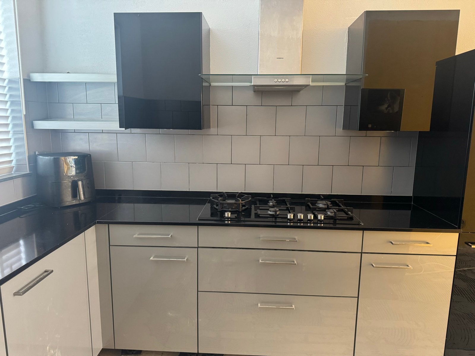 Moderne hoekkeuken met Siemens apparatuur en zwart blad, Huis en Inrichting, Keuken | Complete keukens, Ophalen, Gebruikt, Hoekkeuken