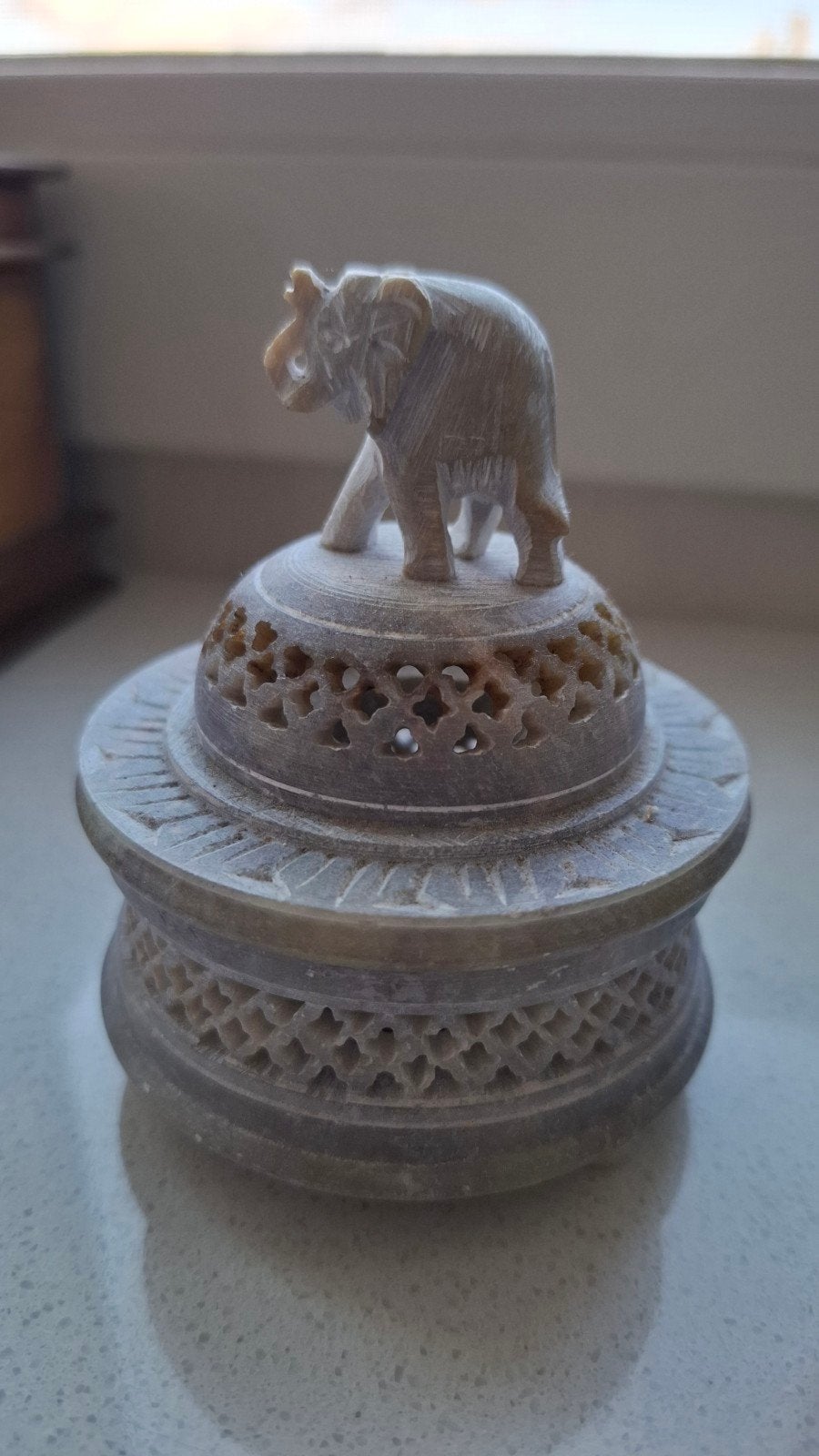 Steksteen wierookbrandertje mooi uitgesneden olifant op deks, Verzenden, Dier