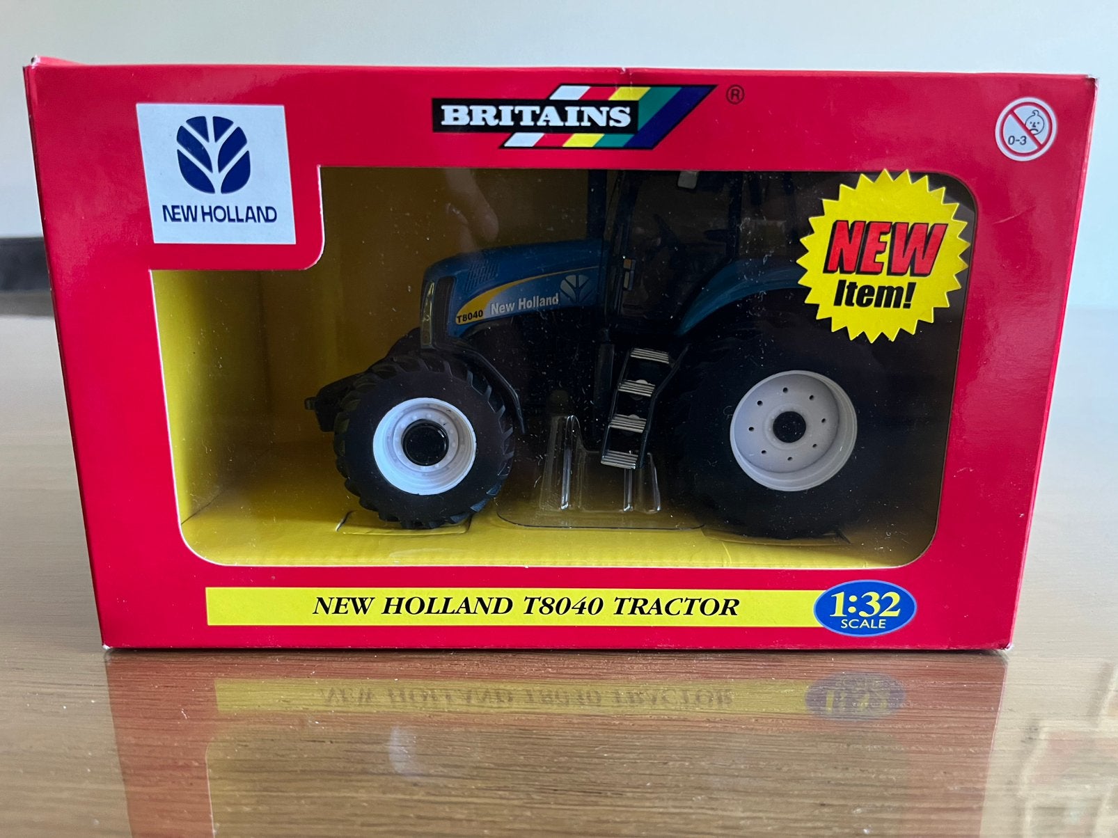 New Holland T 8040 tractor Britains 42112, Hobby en Vrije tijd, Modelauto's | 1:32, Ophalen of Verzenden, Nieuw, Tractor of Landbouw