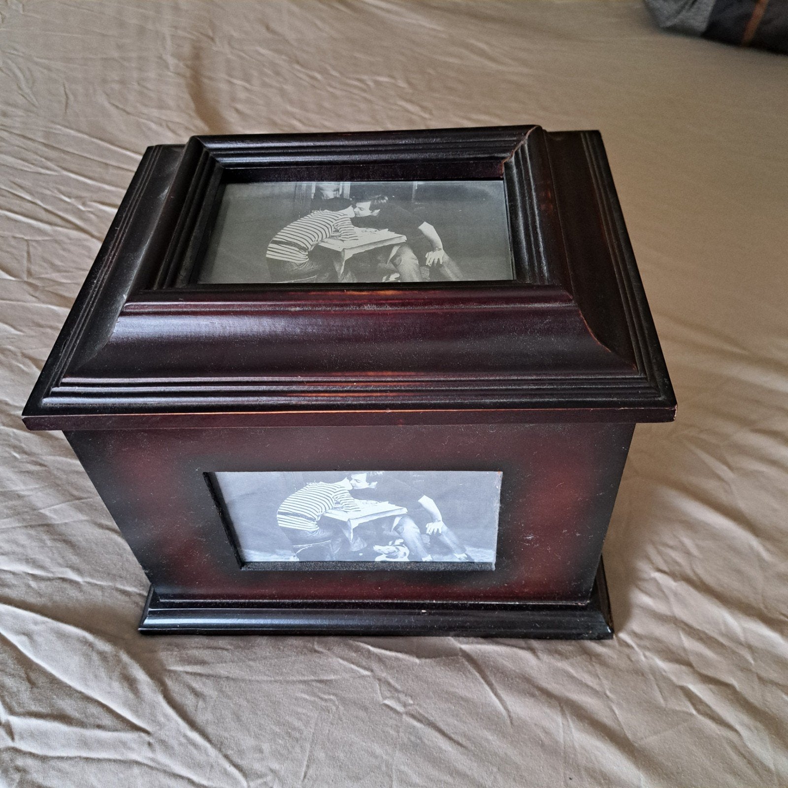 Houten fotodoos met fotolijstjes, Hout, Gebruikt, Ophalen of Verzenden, Klassiek