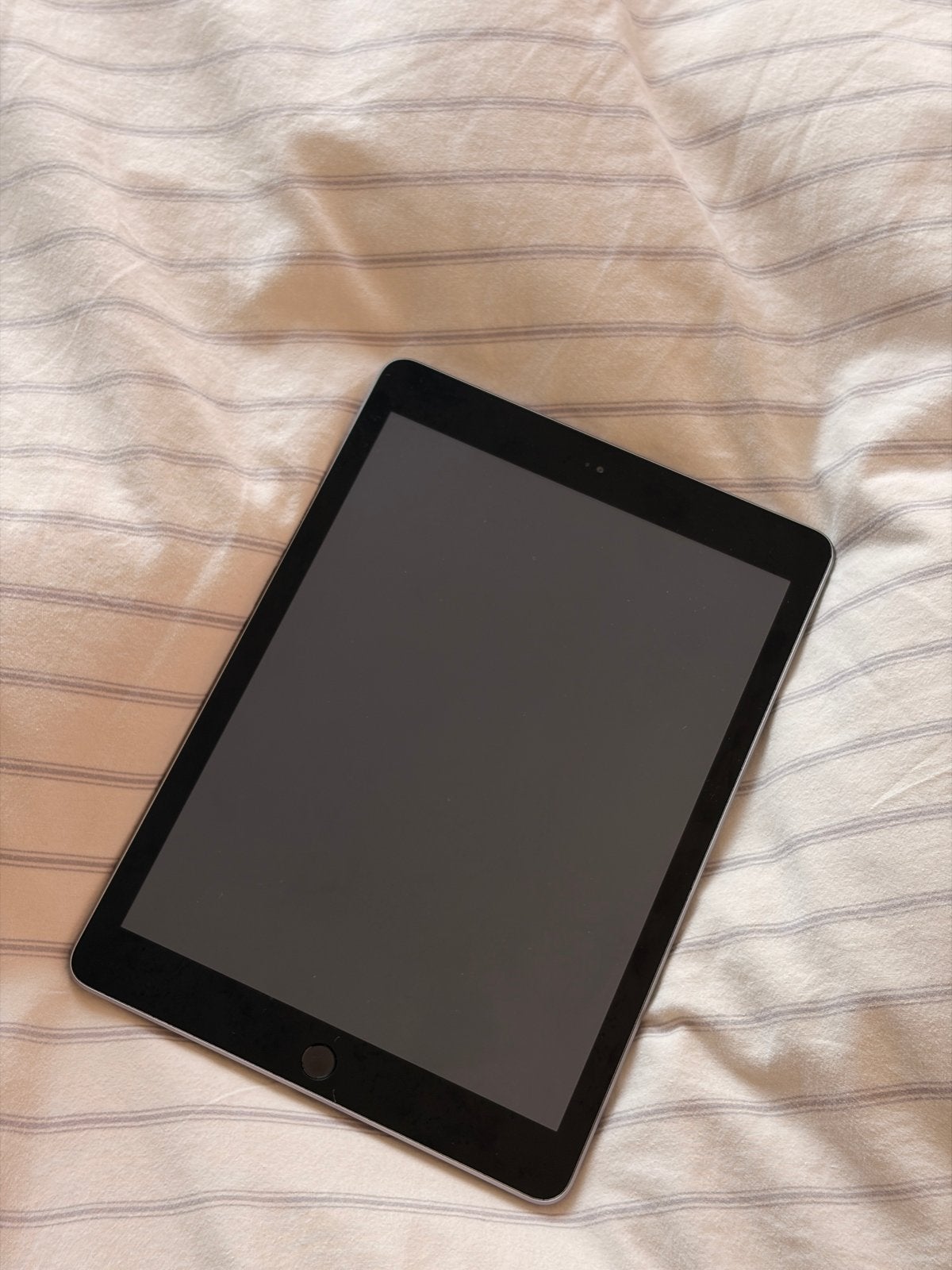 Foto 3 van Apple iPad 2018 32GB Space Gray - Zo goed als nieuw