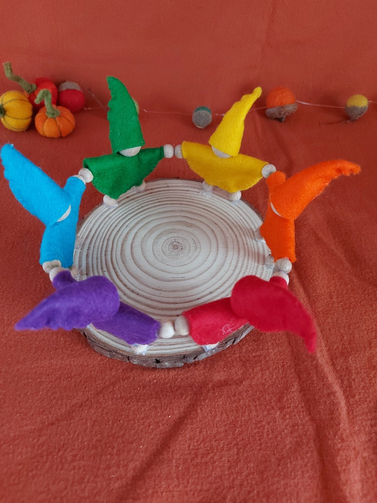 Seizoentafel,  regenboogkabouters,  wolvilt., Hobby en Vrije tijd, Ophalen of Verzenden, Nieuw, Figuurtje(s), Wolvilt