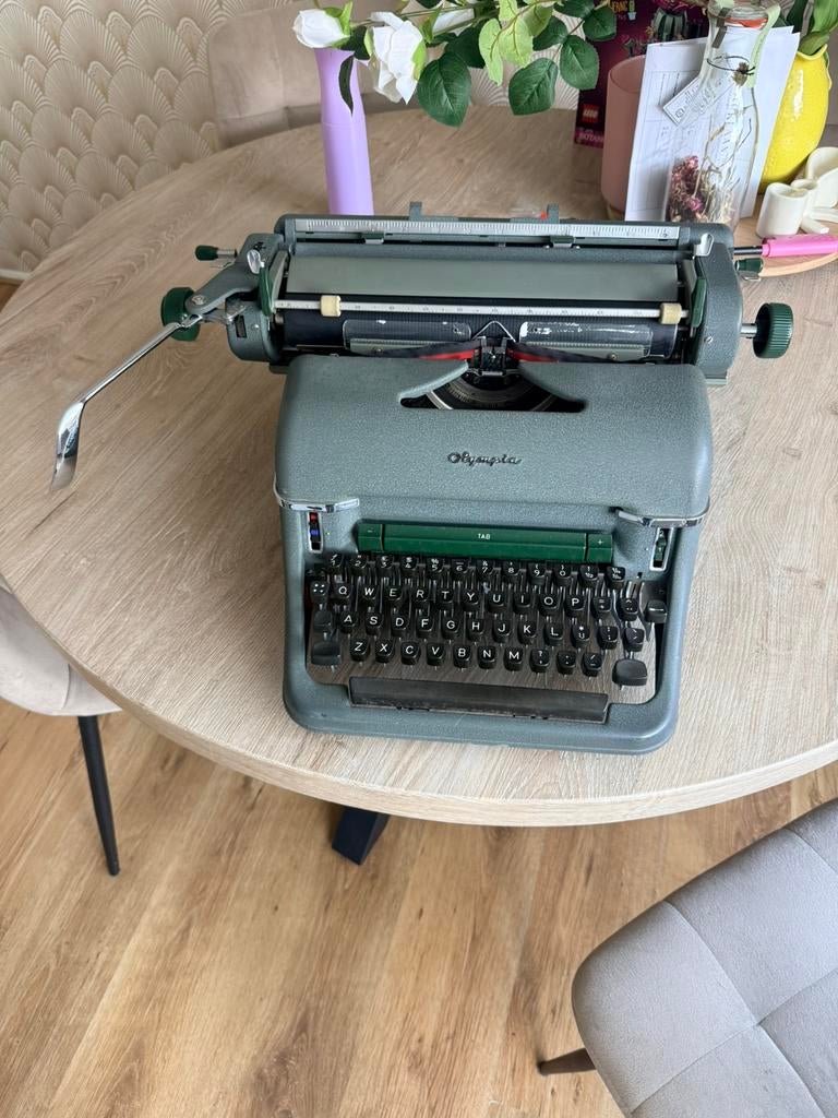 Vintage Olympia typemachine – zwaar, massief en werkend, Ophalen of Verzenden