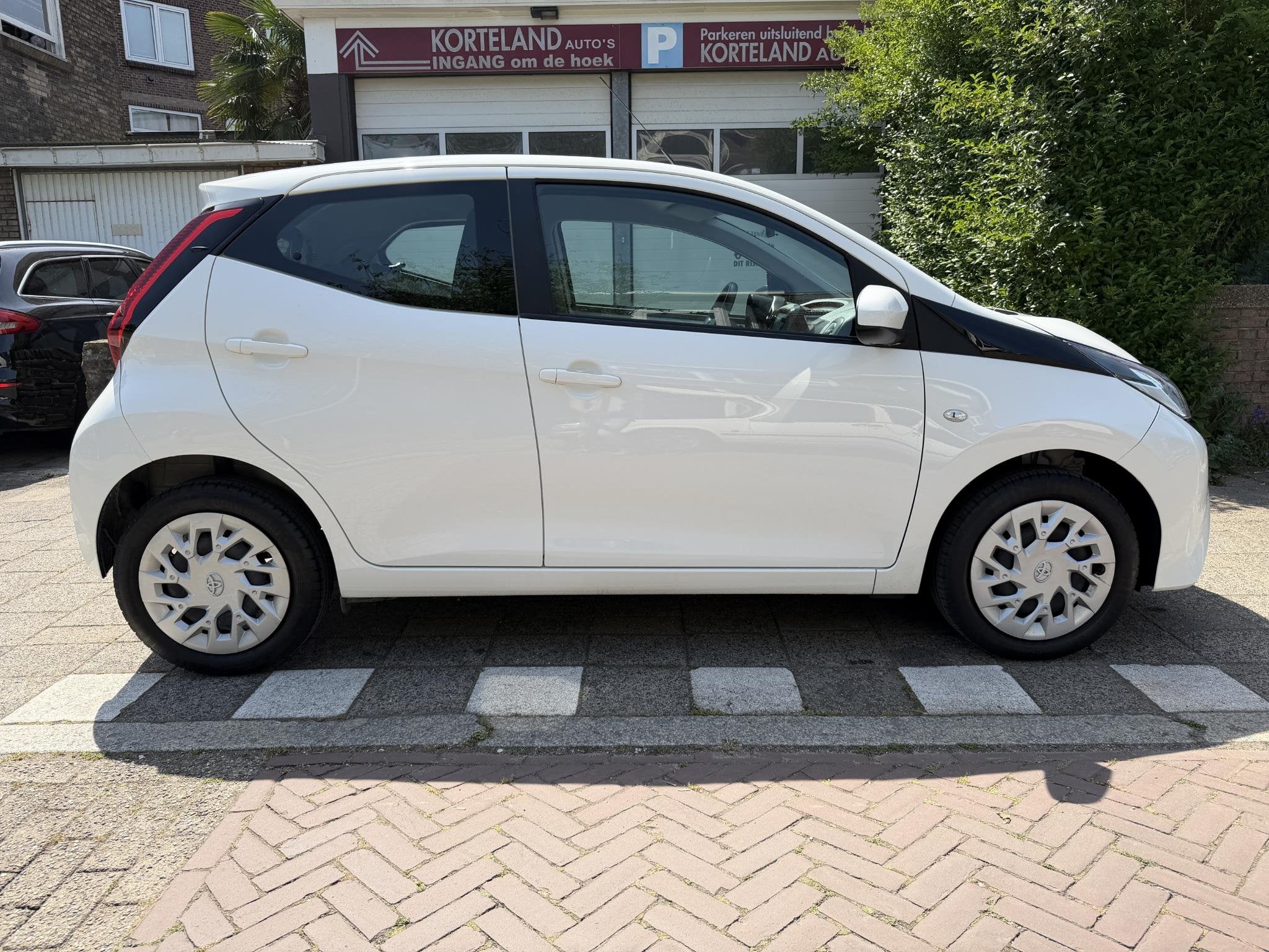 Toyota Aygo 1.0 VVT-i x-play AIRCO CAMERA LED, Voorwielaandrijving, Stof, Gebruikt, Met garantie (alle)