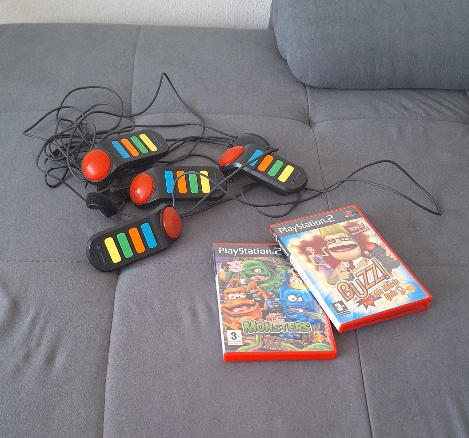 playstation 2 Buzz 1 en Buzz 2 met 4x controllers, Ophalen, Puzzel en Educatief, Eén computer, Zo goed als nieuw