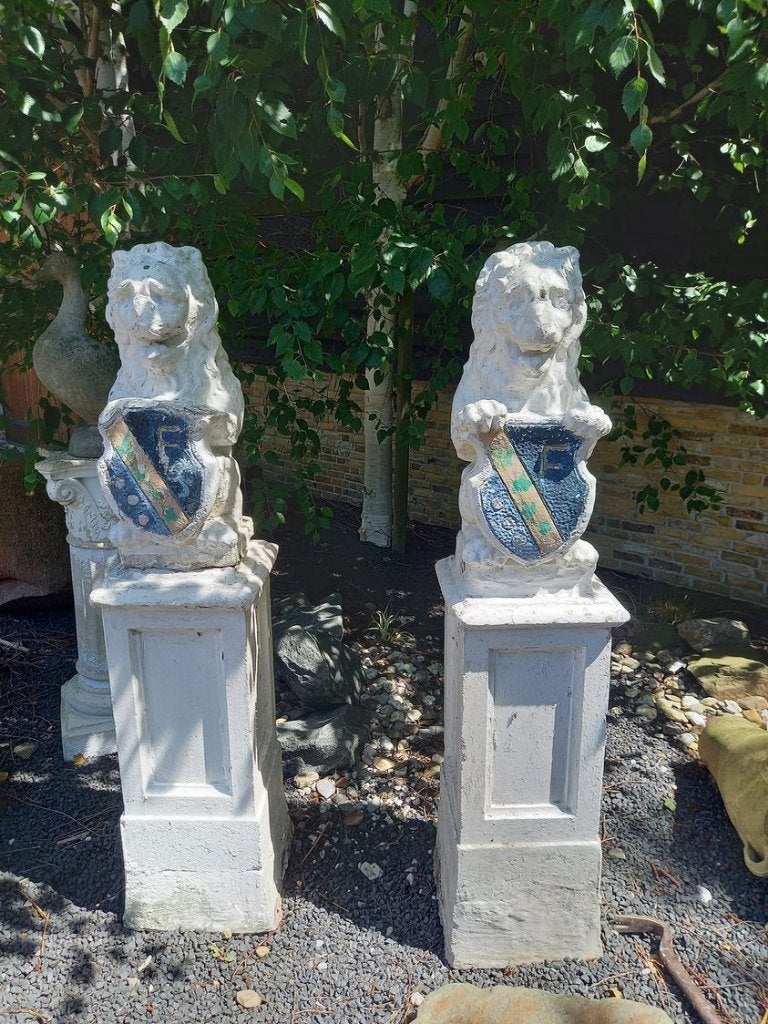 2 dezelfde oude stenen leeuwen op sokkel., Ophalen, Gebruikt, Steen