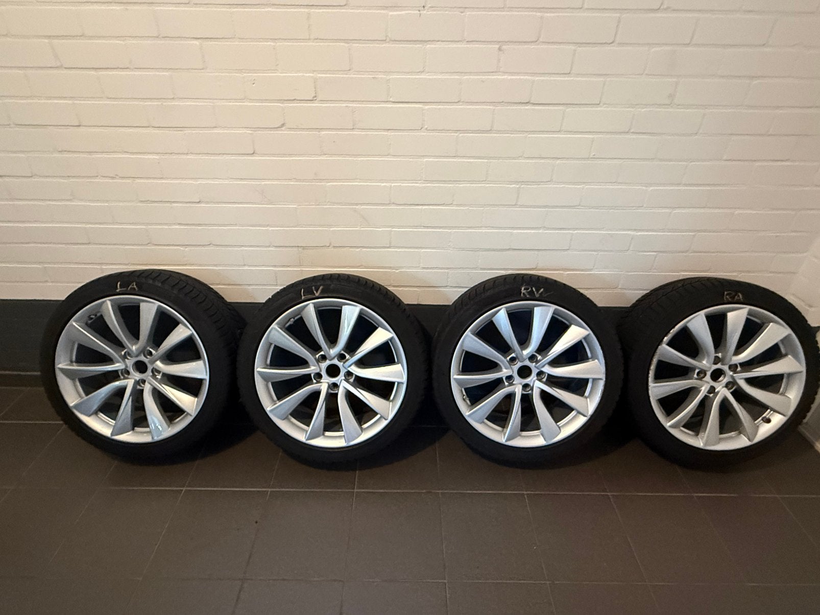 Tesla Model 3 19” ‘Stiletto’ winterset (Pirelli Sottozero 3), Banden en Velgen, Winterbanden, 235 mm, Ophalen