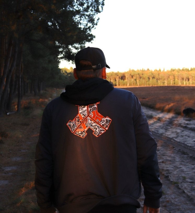 Gezocht!! Defqon 1 Bomberjack - Maat L of XL, Ophalen of Verzenden, Zo goed als nieuw, Maat 52/54 (L), Zwart