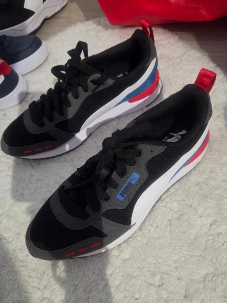 Puma Sneakers Zwart/Grijs met Rode en Blauwe Details, Puma, Zwart, Nieuw, Ophalen of Verzenden