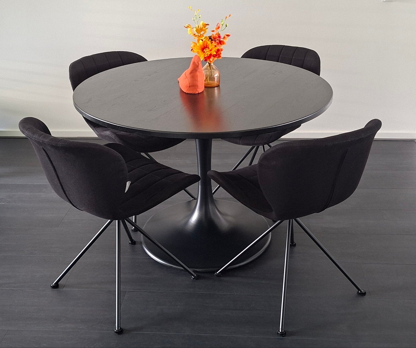 Moderne zwarte WOOOD eettafel met 4 ZUIVER OMG stoelen, Huis en Inrichting, Tafels | Eettafels, Gebruikt, Rond, Vier personen