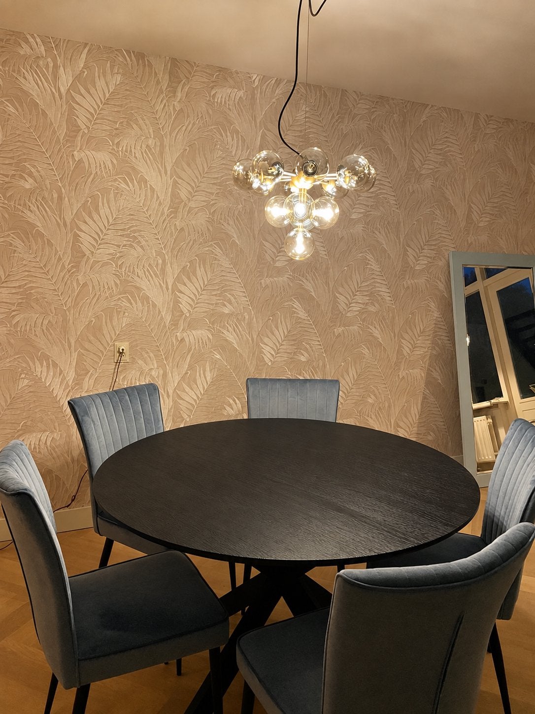 Moderne ronde eettafel van donker eikenhout, Ophalen, 100 tot 150 cm, Zo goed als nieuw, Vier personen