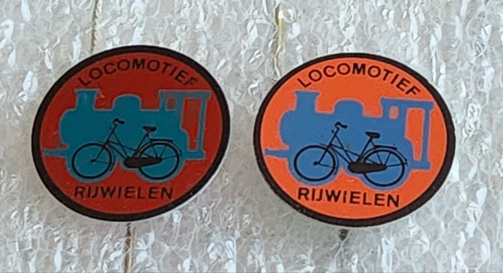 2 Speldjes Locomotief Rijwielen, Ophalen of Verzenden, Gebruikt, Transport, Speldje of Pin