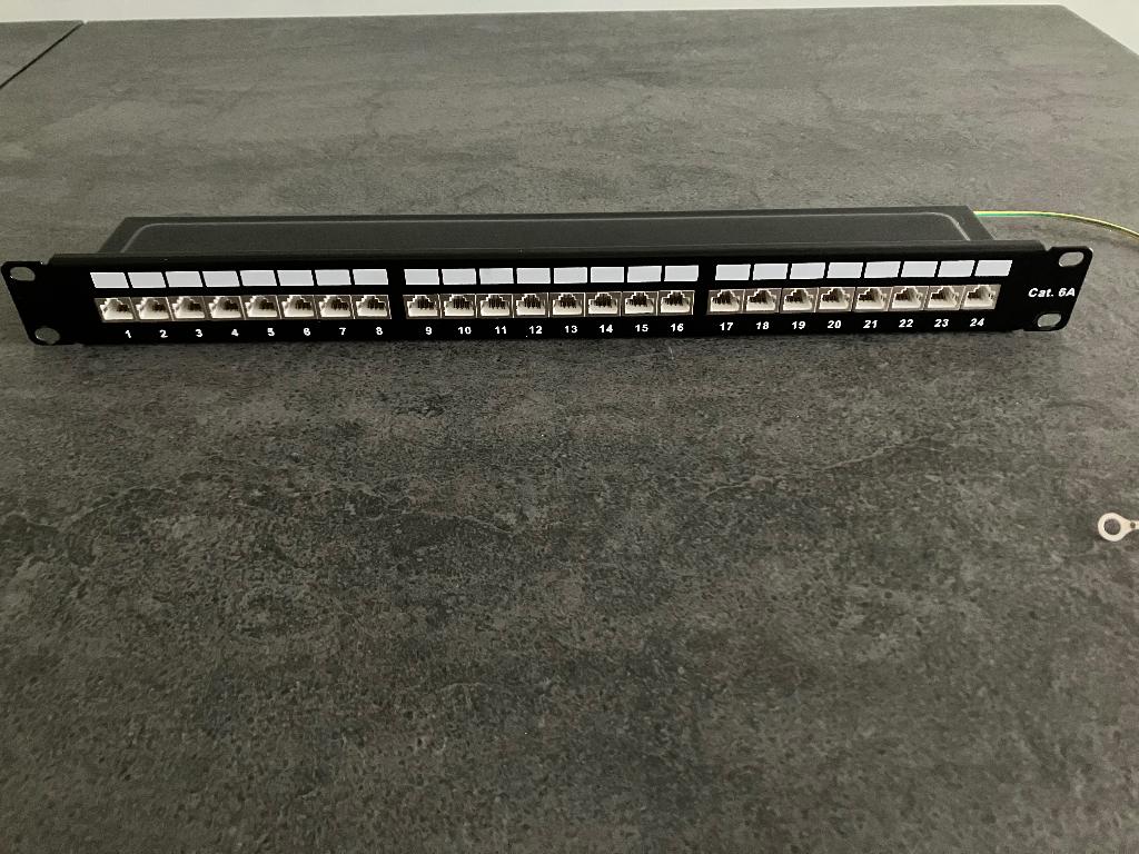 Cat. 6A 24-poort patch panel, Computers en Software, Netwerk switches, Ophalen of Verzenden, Zo goed als nieuw