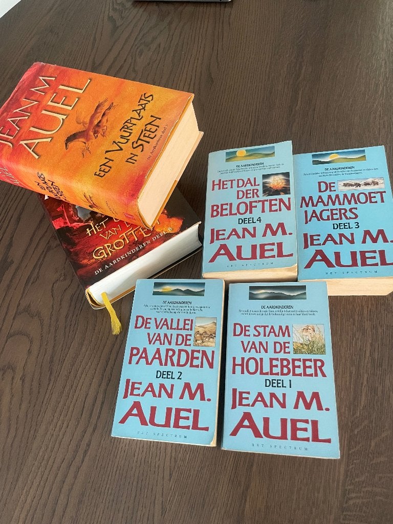 De Aardkinderen serie van Jean M. Auel (6 boeken), Gelezen, Jean M. Auel, Ophalen of Verzenden, Nederland