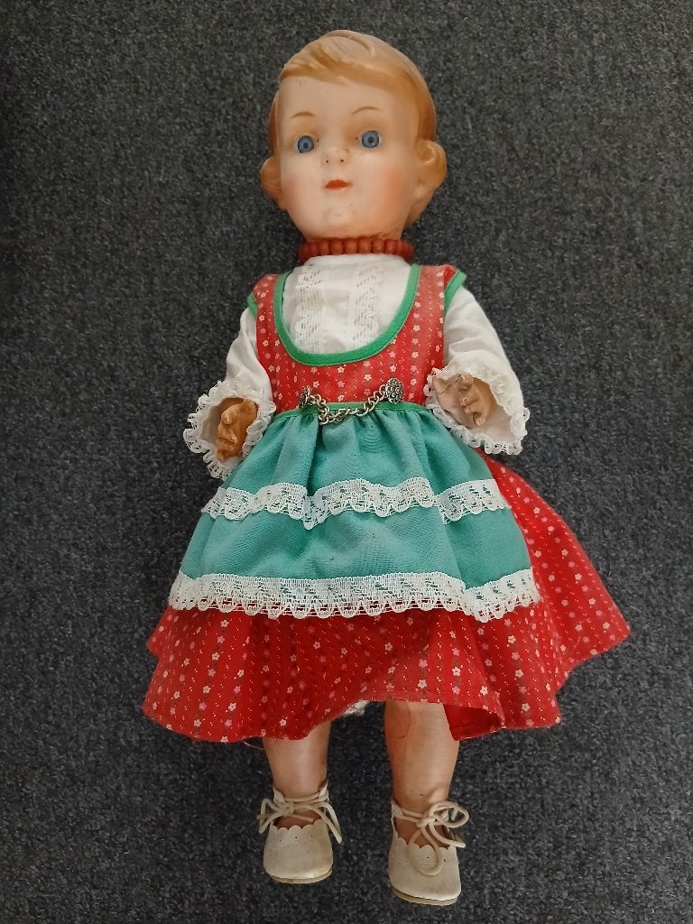Vintage oude pop van Schildkrot, in zwarte woud kleding., Verzamelen, Poppen, Ophalen of Verzenden, Gebruikt, Pop