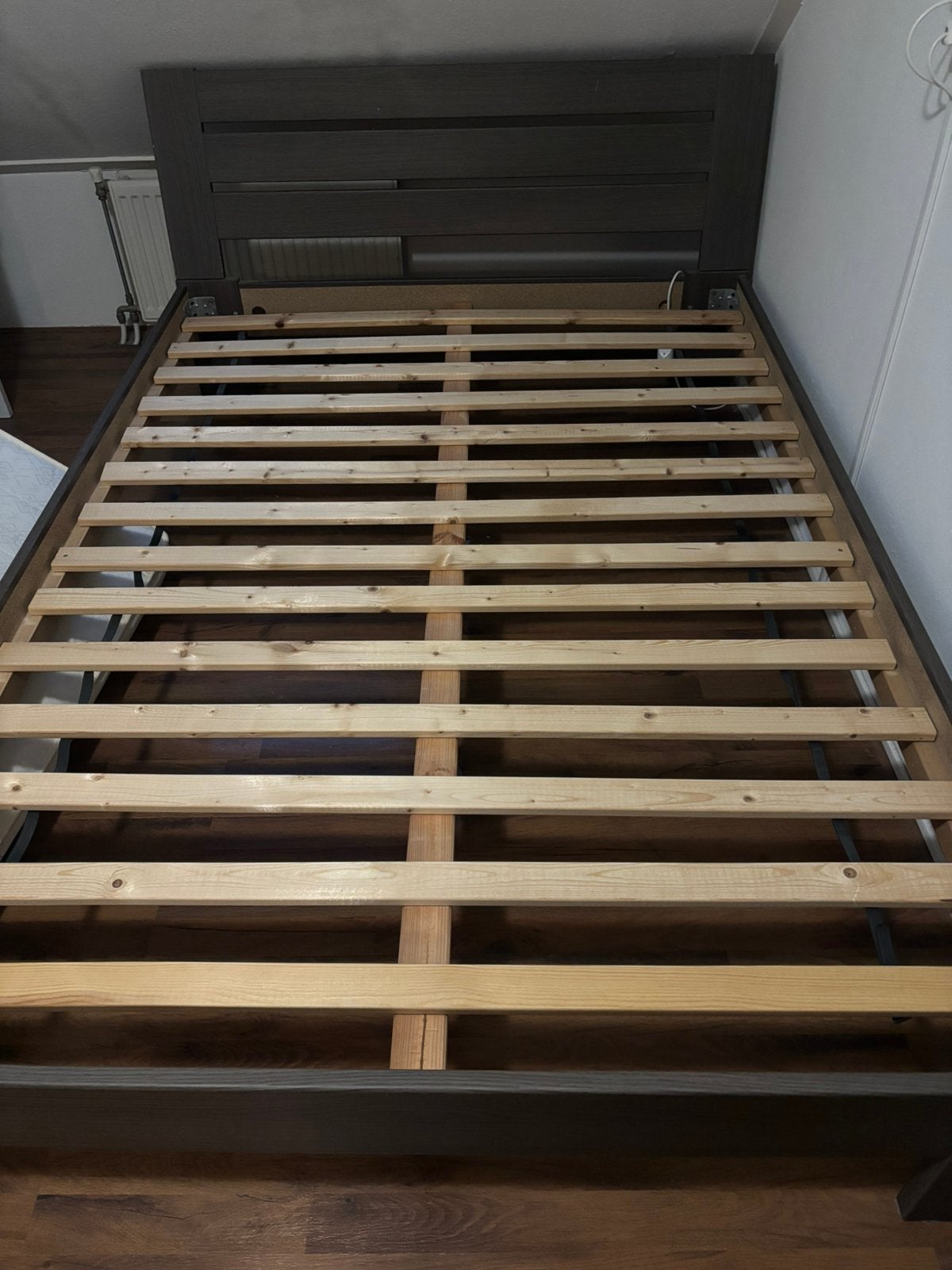 Grijs/bruin 2 persoons bed in zeer goede staat., Huis en Inrichting, Ophalen, Overige materialen, Gebruikt, Tweepersoons