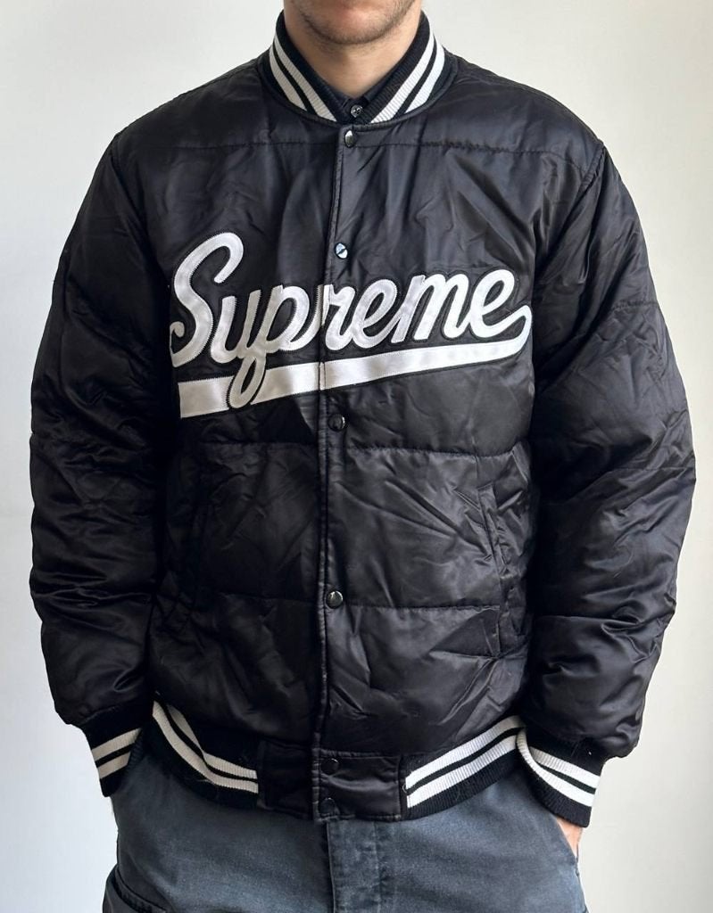 Supreme Script Varsity Puffy Jacket – FW16, Maat 48/50 (M), Zwart, Ophalen of Verzenden, Zo goed als nieuw