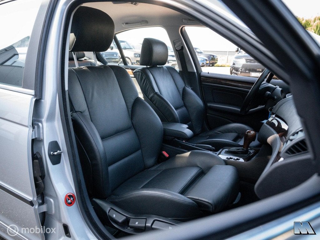 BMW E46 320i | Org NL | Leer Sportstoelen | Airco | Cruise, Auto's, BMW, Achterwielaandrijving, Gebruikt, Zwart, 150 pk
