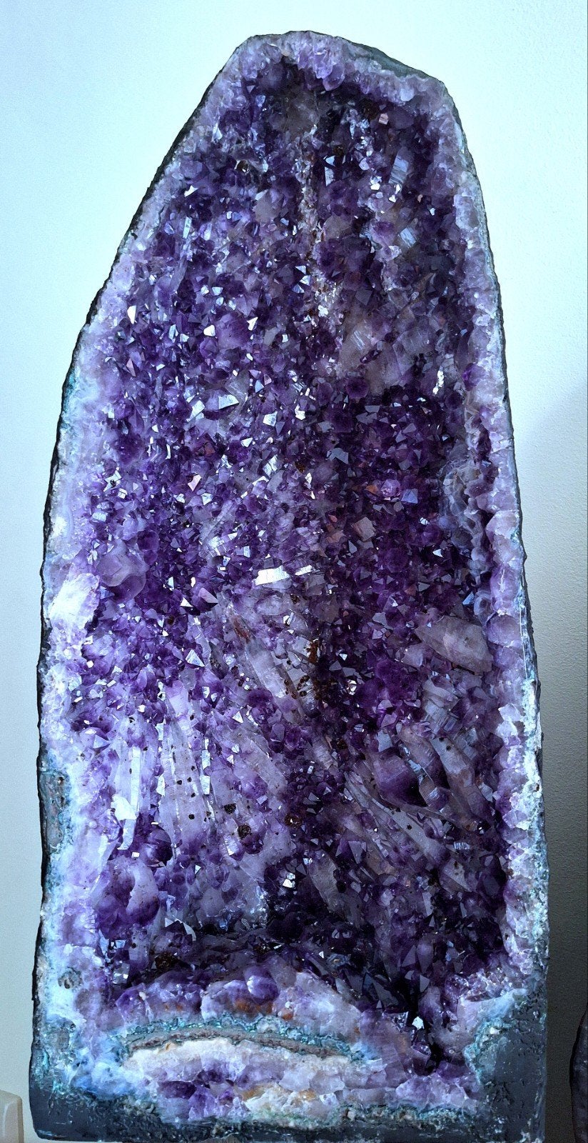 Bijzondere Amethist Geode met langwerpige kristallen, Verzamelen, Mineralen en Fossielen, Ophalen