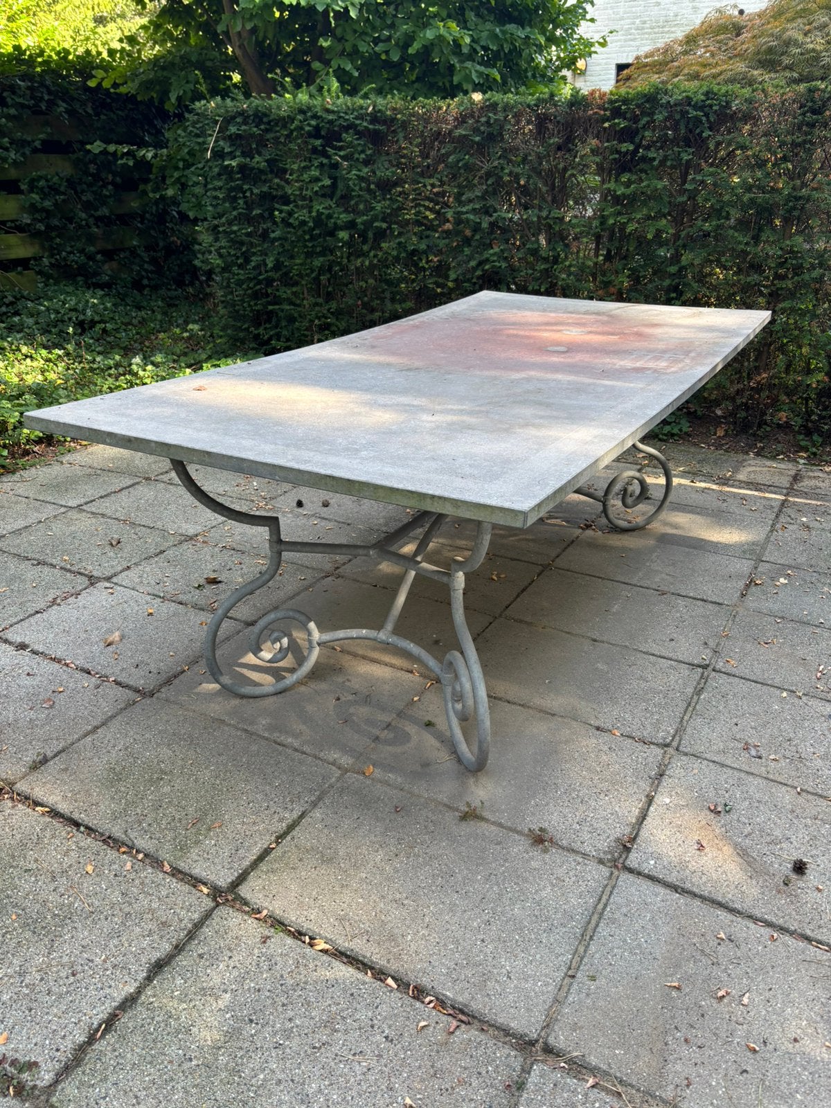 tuintafel van Belgisch hardsteen met smeedijzeren  onderstel, Tuin en Terras, Ophalen, Gebruikt, Rechthoekig, Overige materialen
