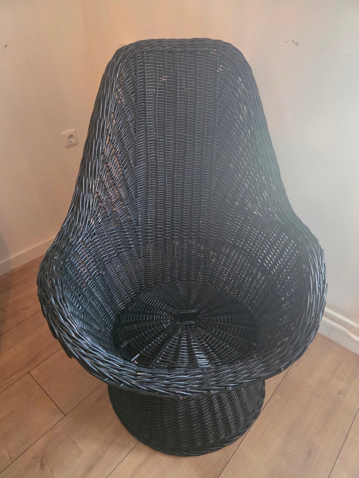 Zwarte rotan kuipstoel - Comfortabel en stijlvol, Antiek en Kunst, Antiek | Meubels | Stoelen en Banken, Ophalen of Verzenden