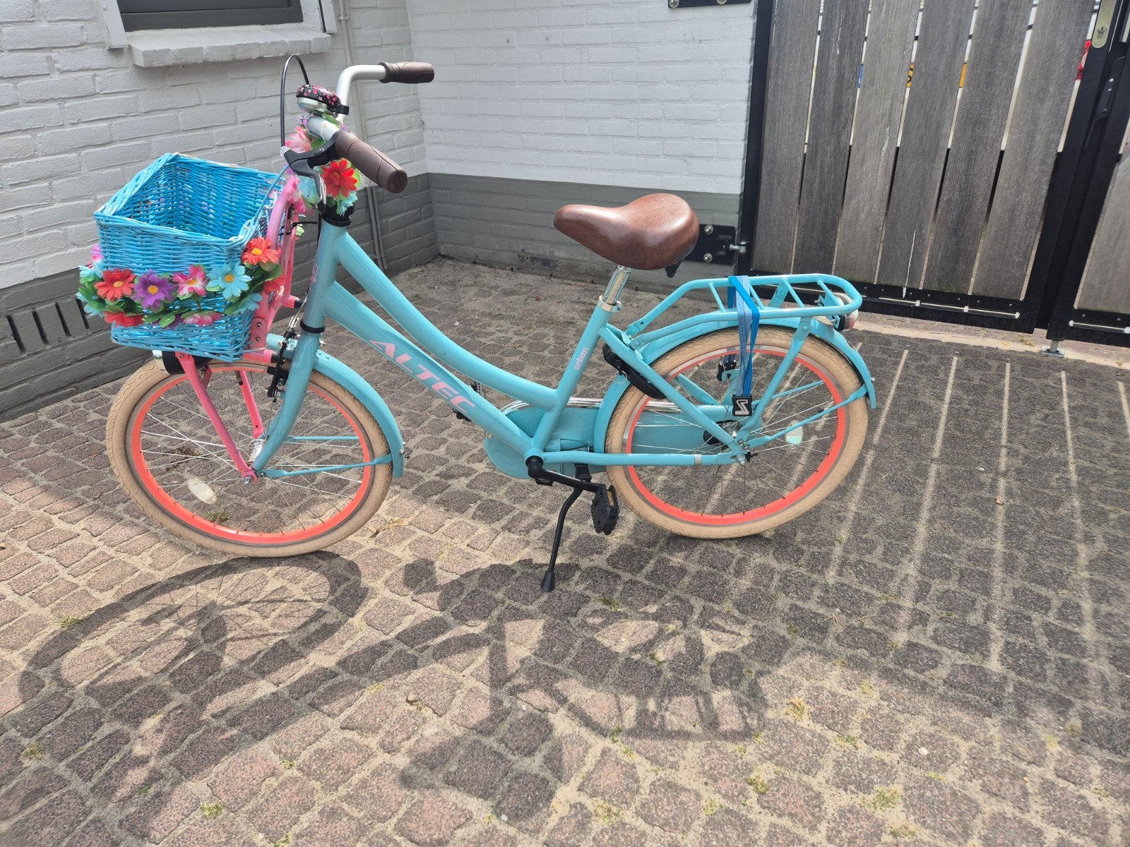 22 inch meisjesfiets met mand - Altec Urban, Fietsen en Brommers, Ophalen, Terugtraprem, Gebruikt, Handrem