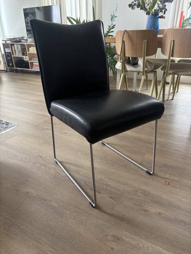 Zwarte leren eetkamerstoelen met RVS sledeframe, Huis en Inrichting, Ophalen, Gebruikt, Zwart, Leer