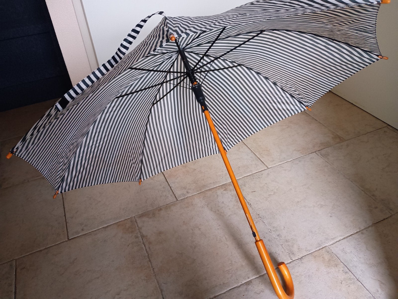 Grote houten paraplu zgan - zwart/wit gestreept, Ophalen of Verzenden, Zo goed als nieuw, Zwart