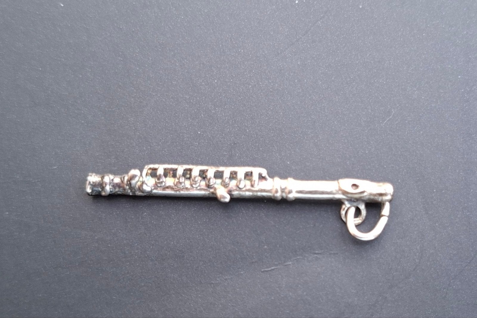 Zilveren fluit bedel voor ketting of armband, Sieraden, Tassen en Uiterlijk, Bedels, Ophalen of Verzenden, Gebruikt, Zilver, Overige merken