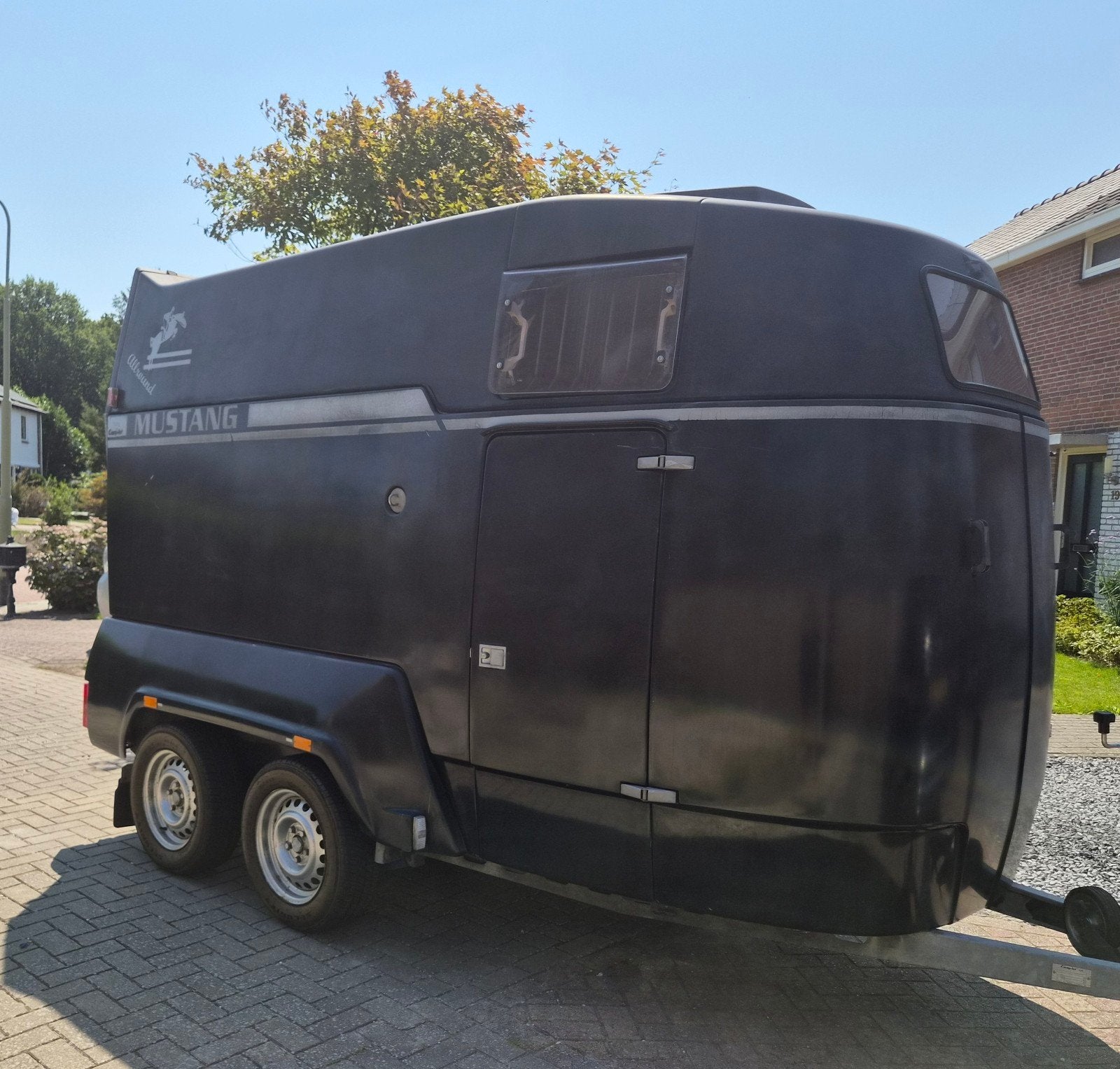 2 Paardstrailer Mustang + Zadelkamer, Ophalen, Gebruikt, Polyester, 2-paards trailer