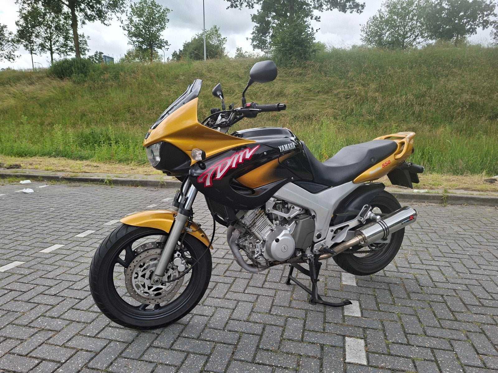Yamaha TDM 850 met sportuitlaat en verstelbare hendels, 2 cilinders, Occasion, Motorrijbewijs A, Particulier