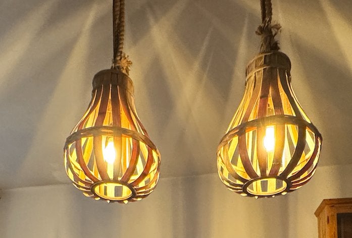 Landelijke hanglamp van hout met touw