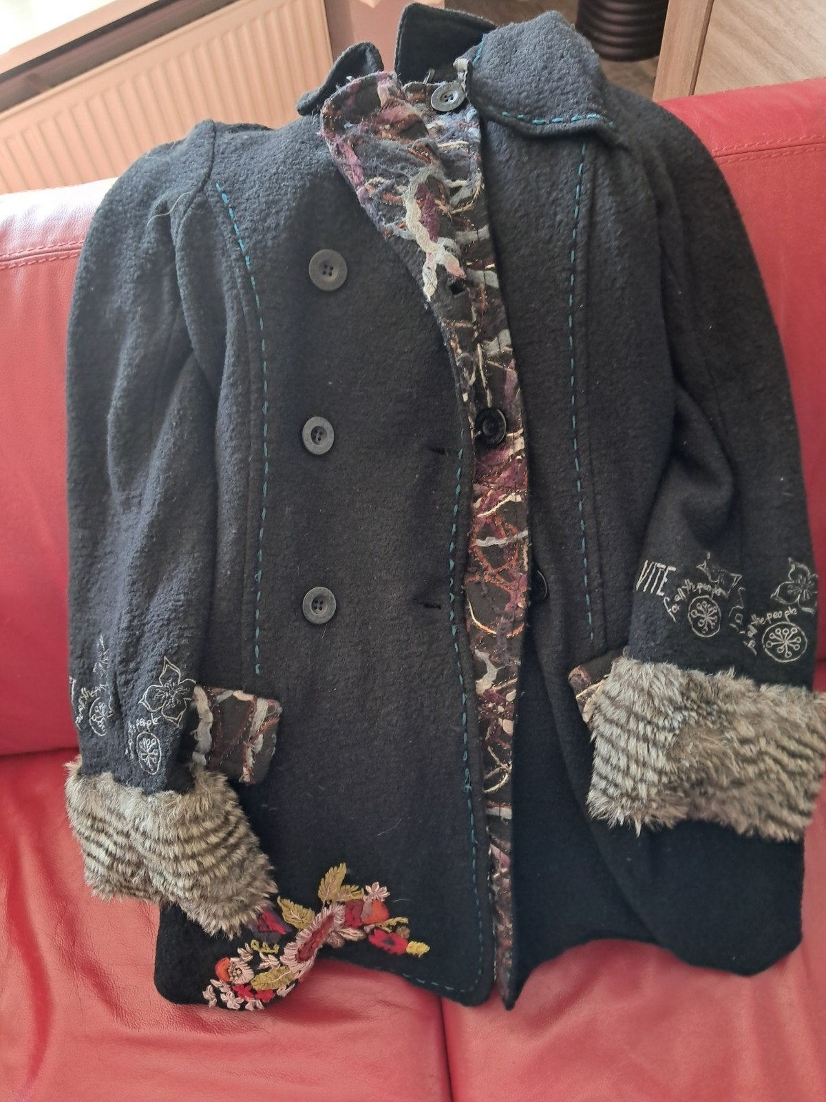 Zwarte jas met borduursels en bontdetails, Maat 38/40 (M), Zwart, Ophalen of Verzenden, Onbekend