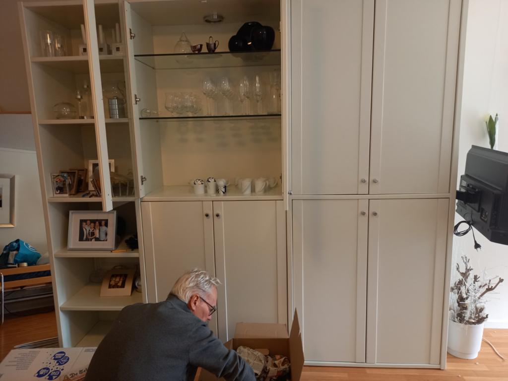GratisGrote Interlubke kast met glazen deuren en verlichting, Huis en Inrichting, Ophalen, Modern en functioneel, 200 cm of meer