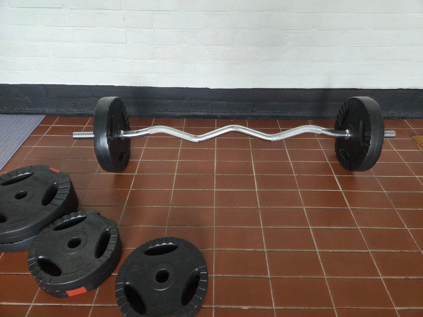 Halterstang met 30kg aan schijven, Sport en Fitness, Ophalen, Zo goed als nieuw, Rug, Halterset