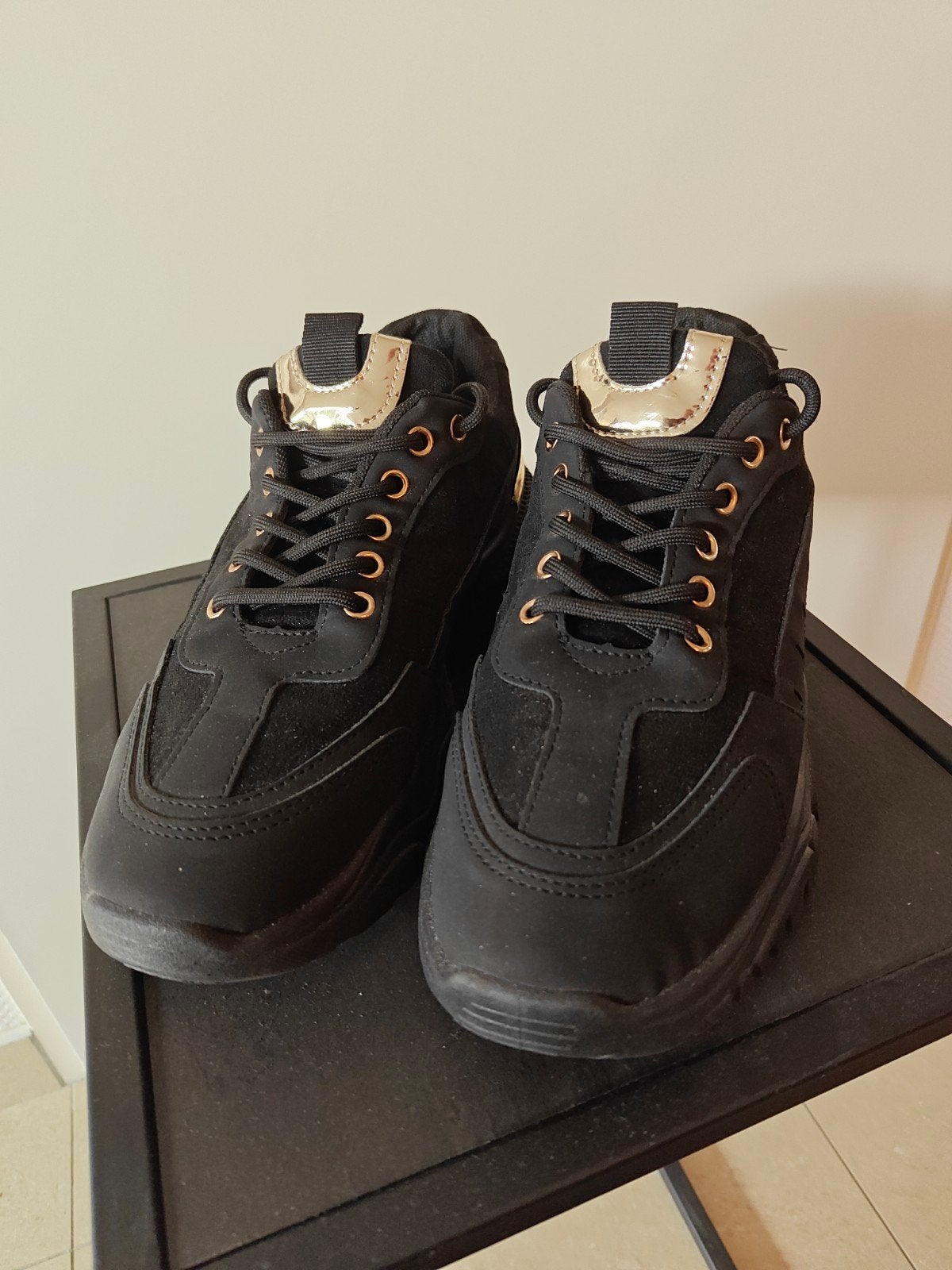 Zwarte sneakers met gouden accenten - Maat 41, Ophalen, Nieuw, Zwart, Sneakers of Gympen