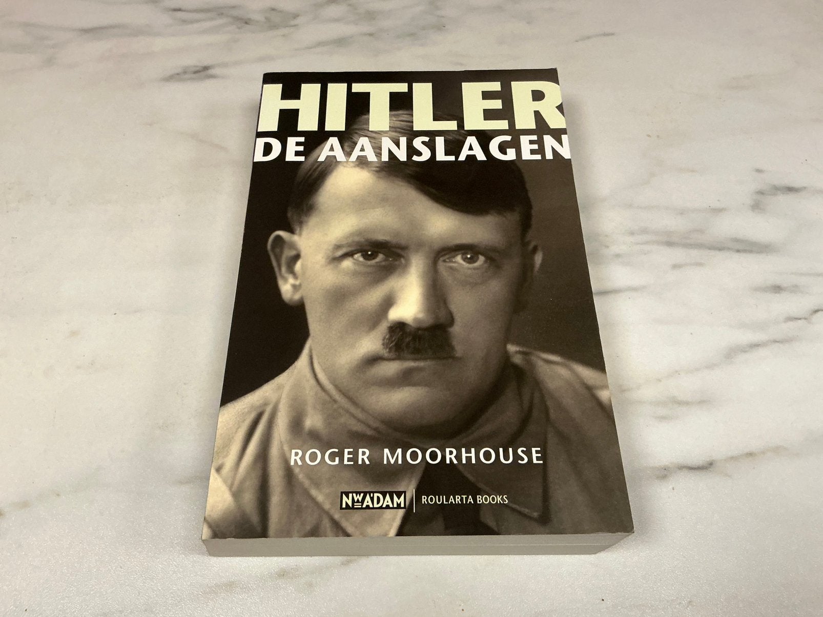 R. Moorhouse - Hitler, de aanslagen, Ophalen of Verzenden