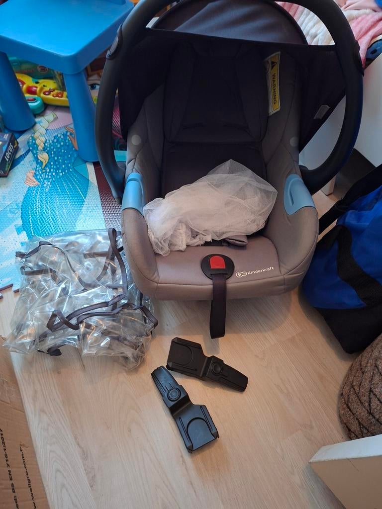 Kinderkraft autostoel met adapters en regenhoes, Overige merken, Autogordel, Zo goed als nieuw, 0 t/m 13 kg