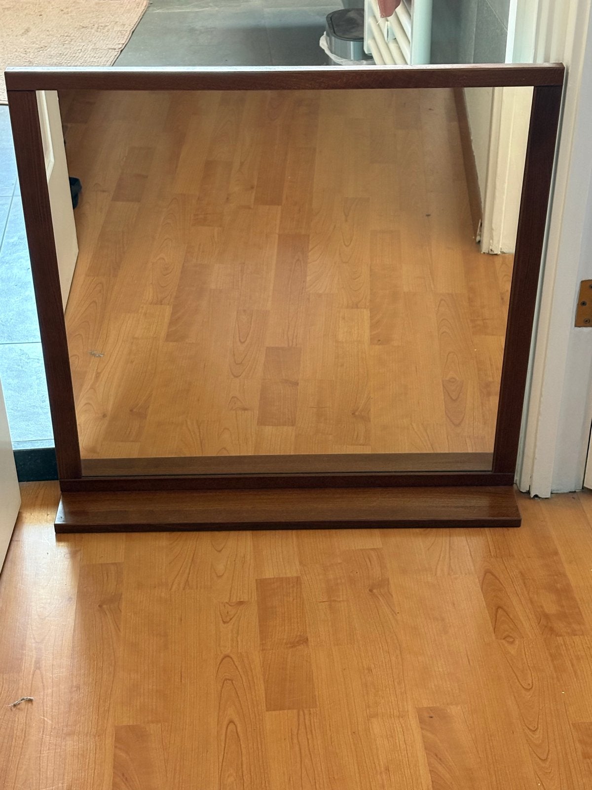 Grote spiegel met houten lijst en plankje, Ophalen, Gebruikt, Vierkant, Minder dan 100 cm