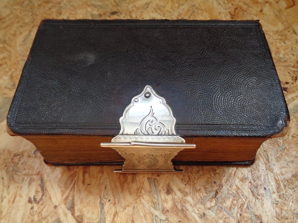 Antieke STATENBIJBEL met zilveren slotje 1870, Boeken, Ophalen of Verzenden, Gelezen