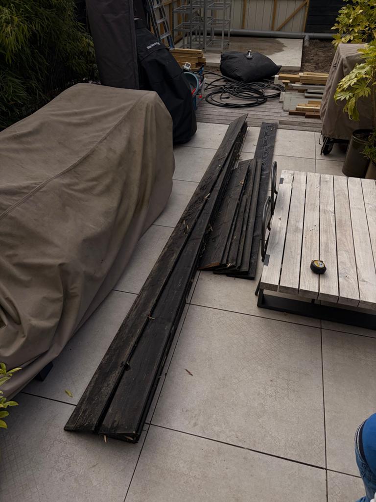 GRATIS - Zweeds rabat zwart reststukken, Tuin en Terras, Palen, Balken en Planken, Ophalen, Zo goed als nieuw, 250 cm of meer