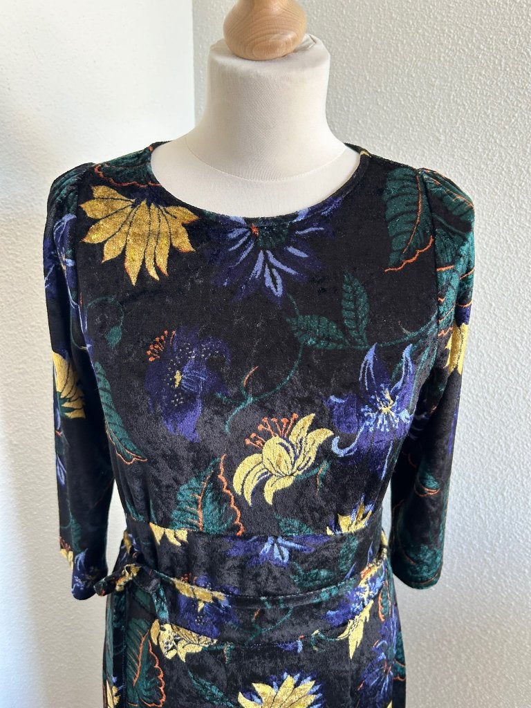 King Louie maat M midi lange fluwelen bloemen jurk 2469, Maat 38/40 (M), Zwart, Ophalen of Verzenden, Zo goed als nieuw