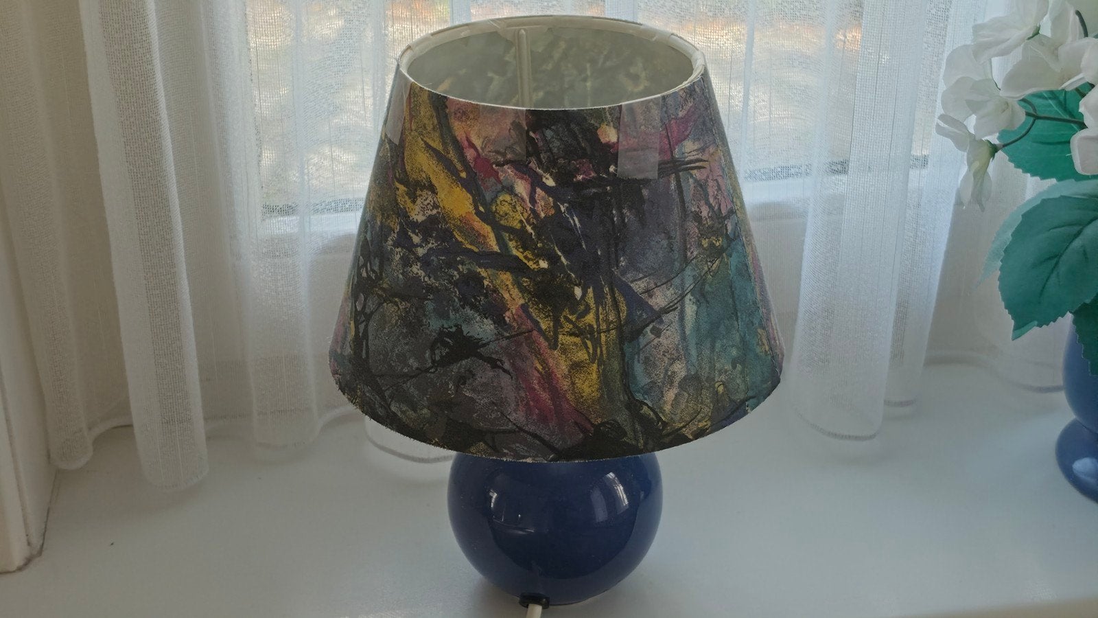 Tafellamp met abstracte kap en blauwe voet, Ophalen, Meerkleurig, Zo goed als nieuw, Glas