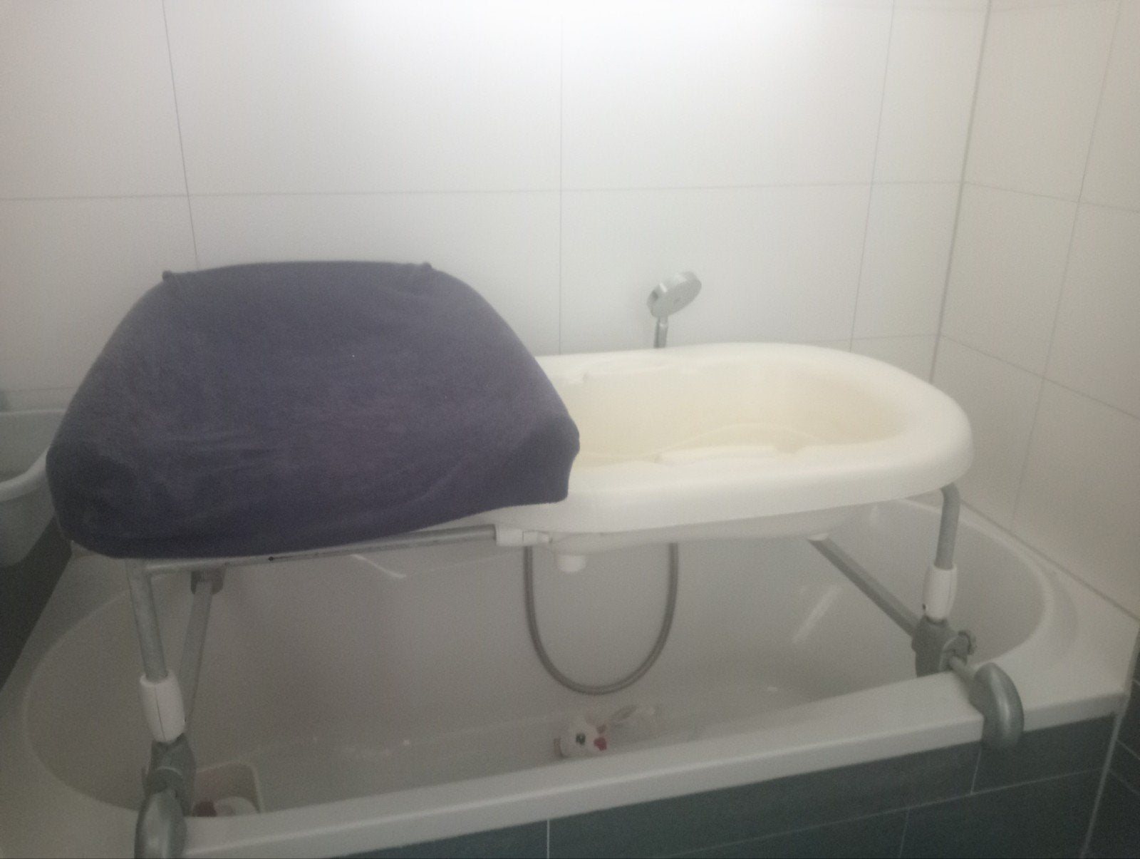Babybadje met aankleedkussen - handig voor boven het bad, Ophalen of Verzenden, Gebruikt, Badje, Overige merken