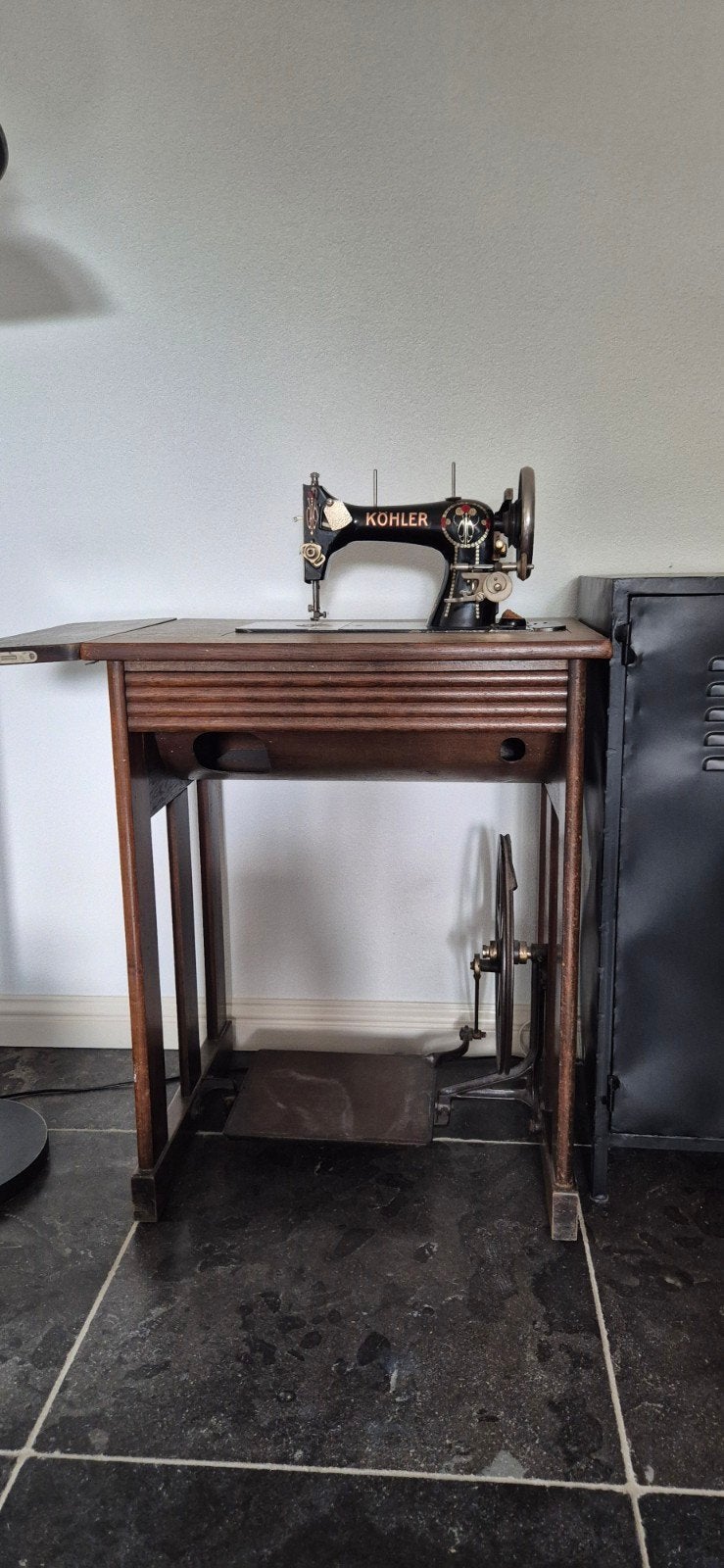 Antieke Köhler naaimachine met houten onderstel, Antiek en Kunst, Ophalen